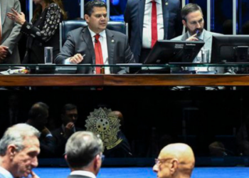 O Senado aprovou projeto que aumenta penas para furto e roubo e cria punições específicas para furto de celulares e animais domésticos. Proposta retorna à Câmara dos Deputados.