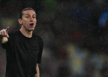 Flamengo enfrenta protestos da torcida e demite o técnico Filipe Luís após goleada
