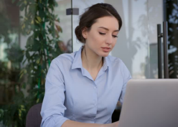 O trabalho remoto se consolidou após a pandemia e impulsionou o modelo híbrido nas empresas. Especialistas apontam benefícios e desafios da nova realidade profissional.