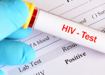 Estudo clínico internacional indica que comprimido único diário com bictegravir e lenacapavir pode simplificar o tratamento do HIV mantendo alta eficácia no controle do vírus.