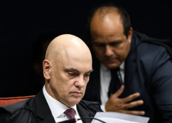 Alexandre de Moraes determina prisão de cinco ex-integrantes da cúpula da PM do Distrito Federal condenados por omissão nos ataques de 8 de janeiro de 2023 em Brasília.