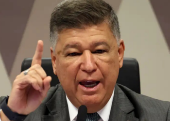 Senador Carlos Viana se encontrou com ministro André Mendonça para discutir liberação de depoimentos na CPMI do INSS, incluindo o banqueiro Daniel Vorcaro, alvo de investigação por empréstimos irregulares.