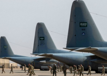 O Irã atacou a base aérea Príncipe Sultan, na Arábia Saudita, utilizada por forças dos EUA, com mísseis de combustível líquido e sólido; ação é retaliação a ofensivas recentes contra Teerã.