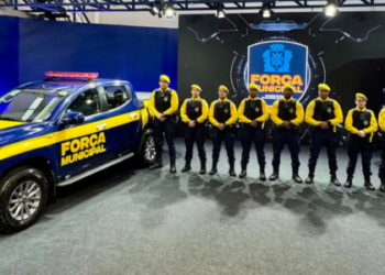 A Prefeitura do Rio lança a Força Municipal da Guarda Municipal, com agentes armados, patrulhamento estratégico e equipamentos modernos, visando combater roubos e furtos em locais de grande fluxo.