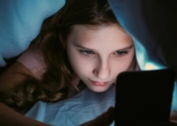 Relatório alerta sobre riscos do uso de IA por adolescentes.