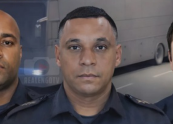 Três policiais militares foram presos acusados de roubar celulares de passageiros durante abordagem a um ônibus no Arco Metropolitano, em Duque de Caxias. Investigação aponta prejuízo superior a R$ 100 mil.