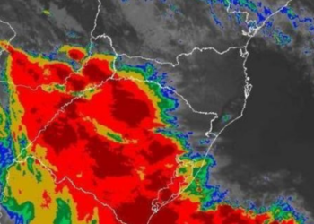 Previsão do tempo indica chuva forte e temporais isolados em várias regiões do Brasil devido ao avanço de uma frente fria.
