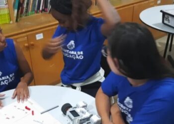 Estudantes aprendem programação e automação com kits de robótica na rede pública.