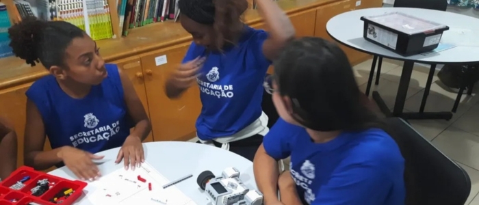 Estudantes aprendem programação e automação com kits de robótica na rede pública.