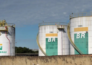 Alta no preço da gasolina, com casos chegando a R$ 9 por litro em São Paulo, levanta debate sobre privatização da BR Distribuidora, atuação das distribuidoras e impactos no mercado de combustíveis no Brasil.