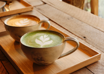 Pesquisadores analisam café e matcha, destacando que café aumenta energia rapidamente, enquanto matcha proporciona foco prolongado e estável graças à L-teanina.