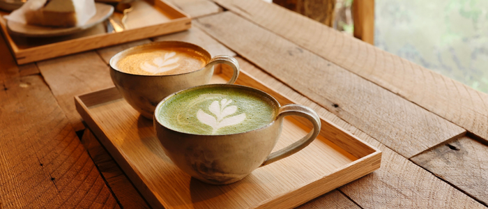 Pesquisadores analisam café e matcha, destacando que café aumenta energia rapidamente, enquanto matcha proporciona foco prolongado e estável graças à L-teanina.