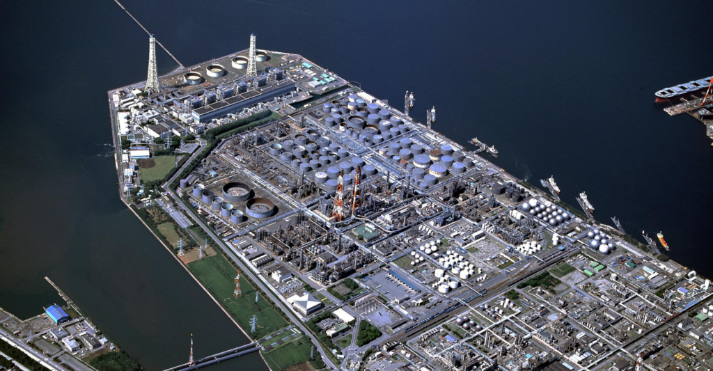 Japão recebe remessa estratégica de petróleo americano em cenário de tensão internacional.