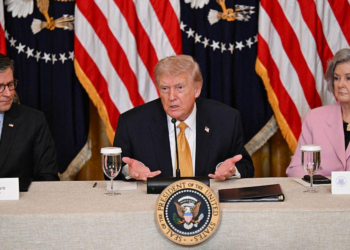 Segurança presidencial dos EUA será revista após tentativa de atentado contra Trump.