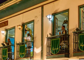 Vesperata de Diamantina 2026 encanta turistas em Minas Gerais com shows nas sacadas históricas. Evento ocorre entre abril e outubro no centro histórico.