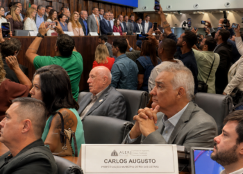 Assembleia discute royalties e aprova manifesto em defesa do RJ.