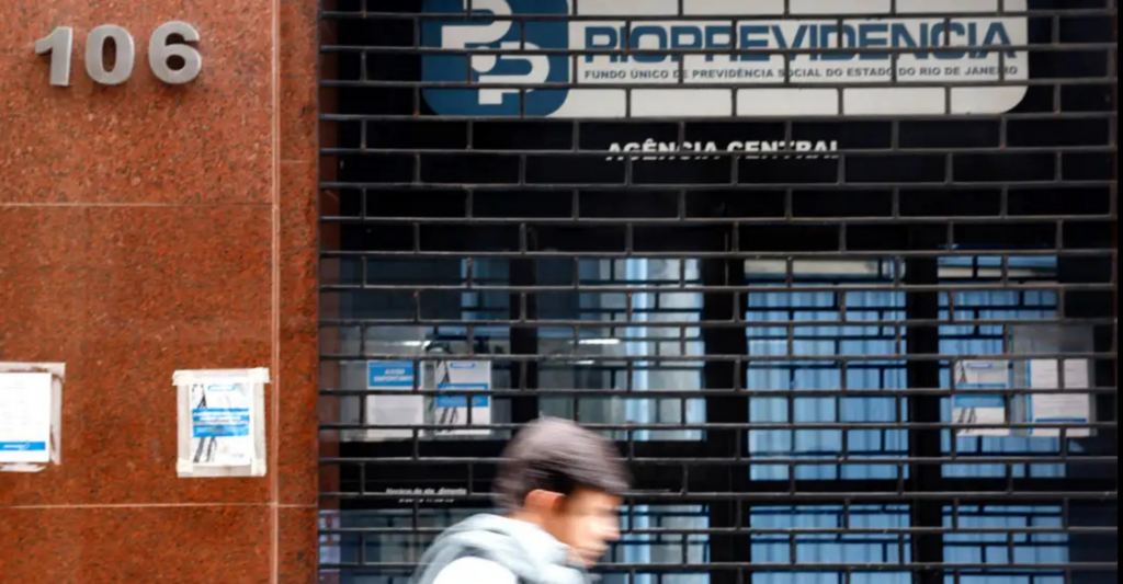 Rioprevidência é alvo de questionamentos do MPRJ sobre investimentos e consignados ligados a bancos sob intervenção.