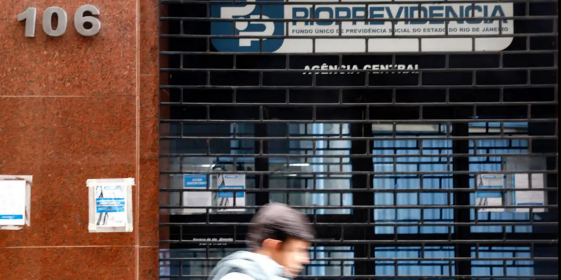 Rioprevidência é alvo de questionamentos do MPRJ sobre investimentos e consignados ligados a bancos sob intervenção.