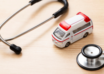 Motoristas que não dão passagem atrasam ambulâncias e colocam vidas em risco no Rio de Janeiro.