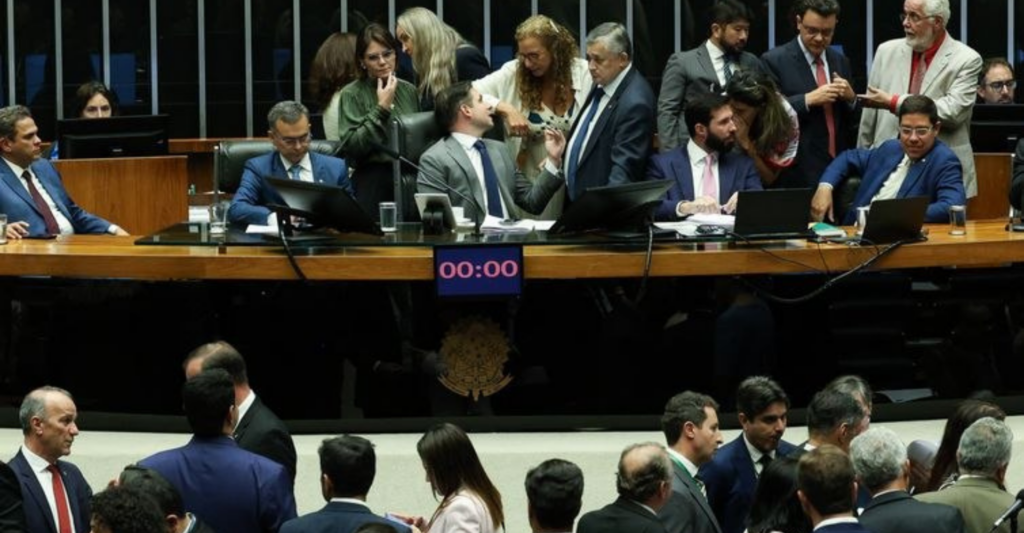 PEC aprovada na Câmara prevê aumento gradual de recursos para assistência social.
