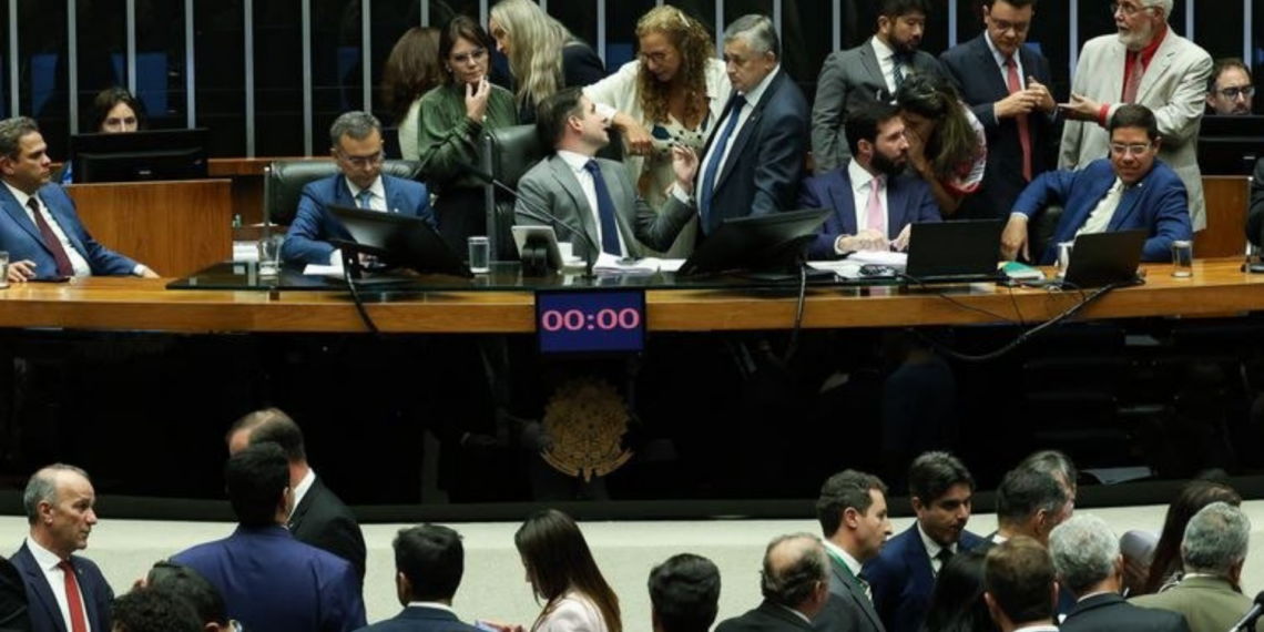 PEC aprovada na Câmara prevê aumento gradual de recursos para assistência social.
