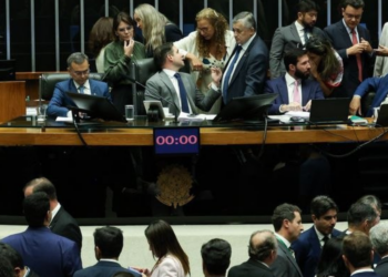 PEC aprovada na Câmara prevê aumento gradual de recursos para assistência social.