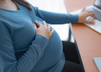 Profissão de doula é regulamentada e passa a ter regras definidas no Brasil.