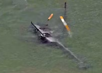 Helicóptero com turistas sofre pane e cai no mar no Rio; todos são resgatados com vida.