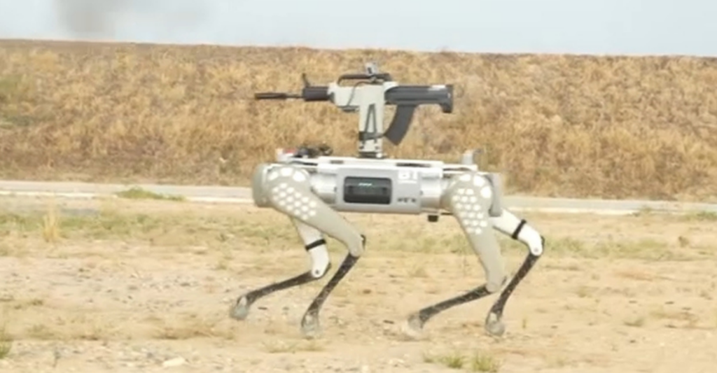 China testa cães robôs com armas em exercícios militares e levanta debate global sobre inteligência artificial no combate e o futuro da guerra.