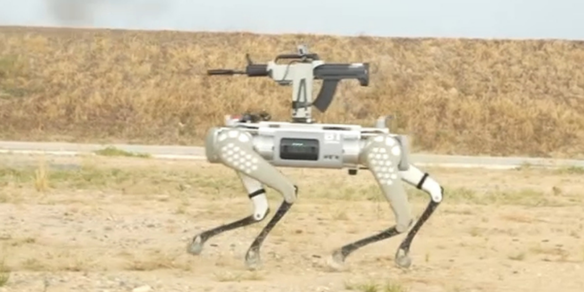 China testa cães robôs com armas em exercícios militares e levanta debate global sobre inteligência artificial no combate e o futuro da guerra.