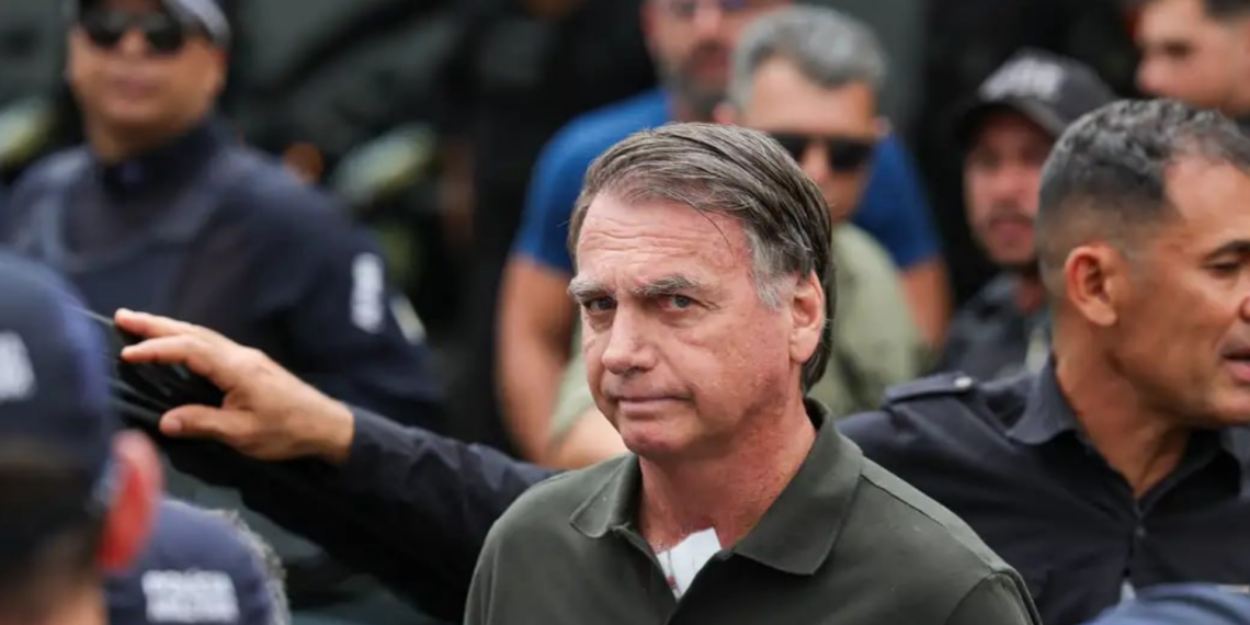 Michelle Bolsonaro afirmou que o ex-presidente Jair Bolsonaro apresenta melhora e está há seis dias sem soluços