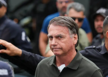 Michelle Bolsonaro afirmou que o ex-presidente Jair Bolsonaro apresenta melhora e está há seis dias sem soluços