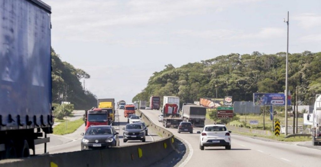 Mais de 450 mil veículos devem passar pela BR-101 no RJ durante a Páscoa. Veja dias de maior movimento e orientações.