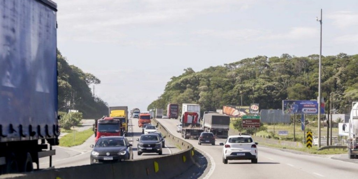Mais de 450 mil veículos devem passar pela BR-101 no RJ durante a Páscoa. Veja dias de maior movimento e orientações.