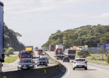 Mais de 450 mil veículos devem passar pela BR-101 no RJ durante a Páscoa. Veja dias de maior movimento e orientações.