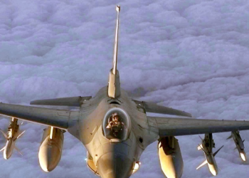 Avião militar dos EUA é abatido e aumenta risco de escalada da guerra.