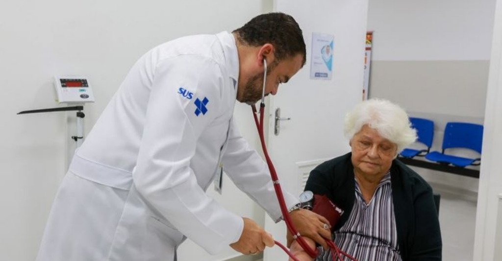 Vírus sincicial respiratório avança no Brasil e preocupa especialistas pela subnotificação e risco em idosos.