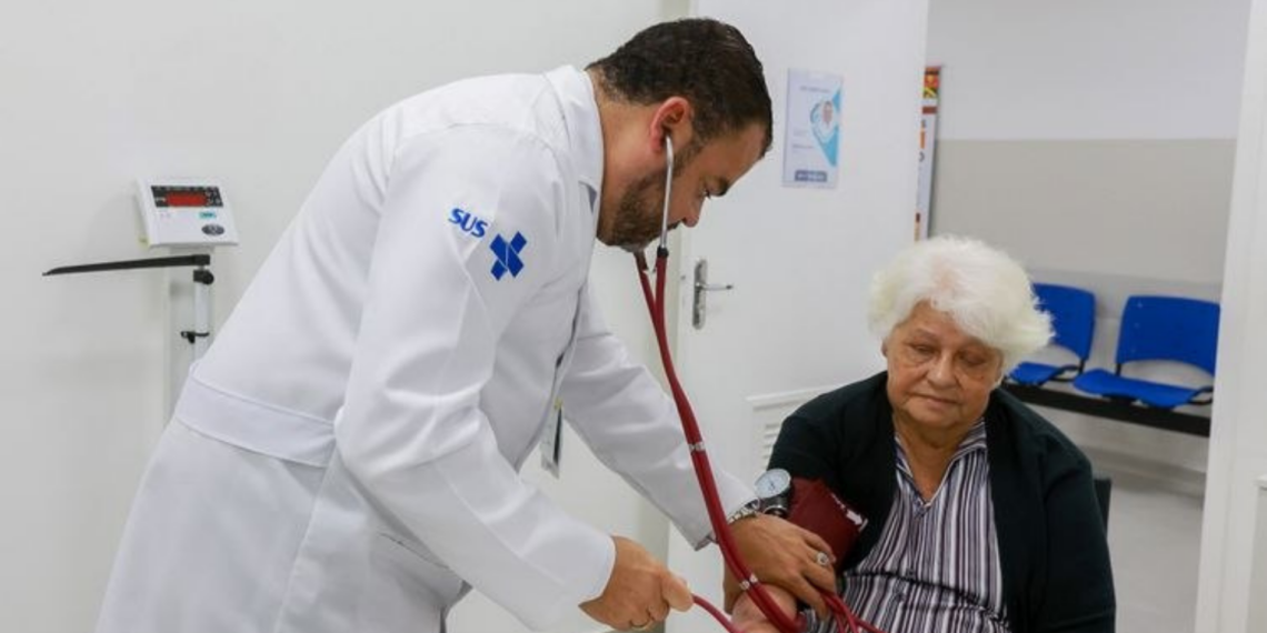 Vírus sincicial respiratório avança no Brasil e preocupa especialistas pela subnotificação e risco em idosos.