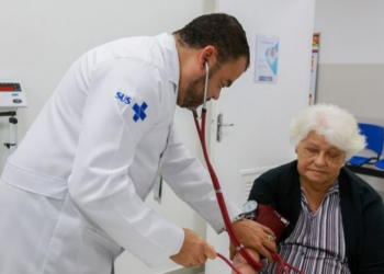 Vírus sincicial respiratório avança no Brasil e preocupa especialistas pela subnotificação e risco em idosos.