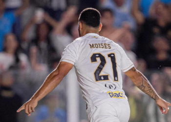Santos vence Atlético-MG por 1 a 0 com gol de Moisés e assistência de Gabigol e melhora situação no campeonato.