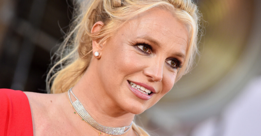 Britney Spears se internou voluntariamente em clínica de reabilitação após ser detida por dirigir sob efeito de álcool nos EUA. Cantora terá audiência em maio.