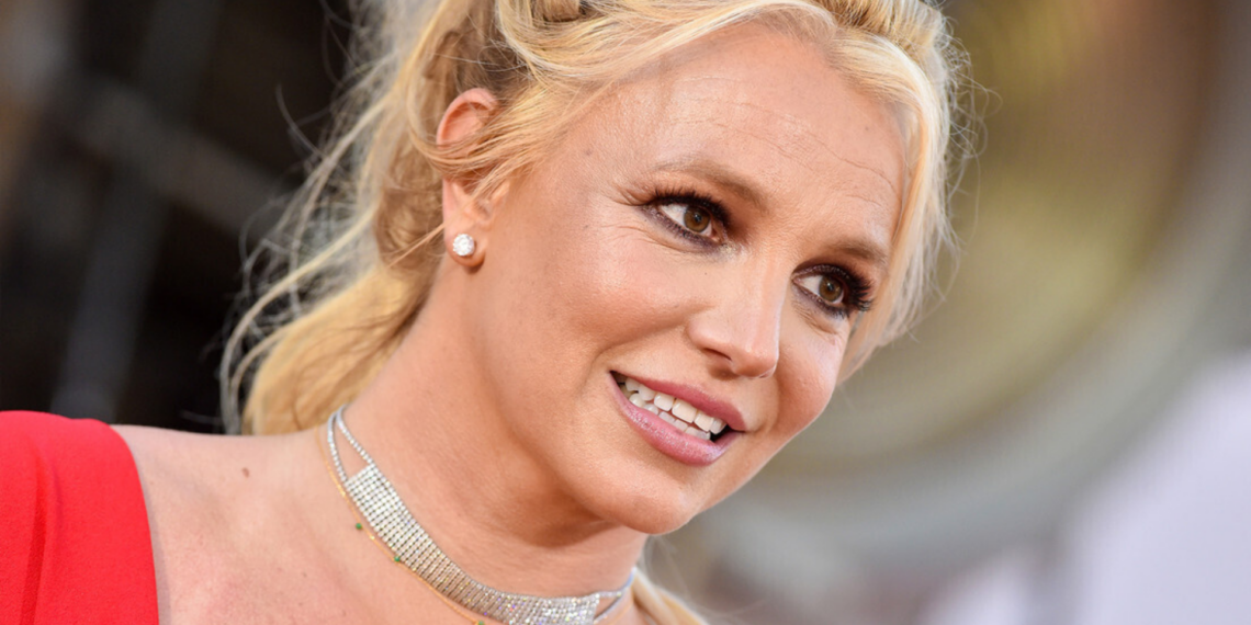 Britney Spears se internou voluntariamente em clínica de reabilitação após ser detida por dirigir sob efeito de álcool nos EUA. Cantora terá audiência em maio.