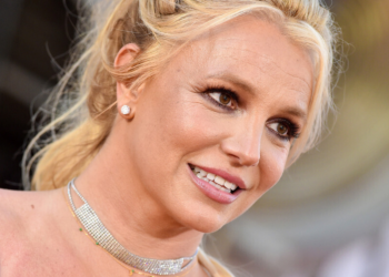 Britney Spears se internou voluntariamente em clínica de reabilitação após ser detida por dirigir sob efeito de álcool nos EUA. Cantora terá audiência em maio.
