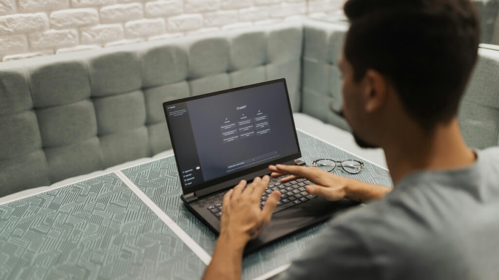 Pesquisa mostra que validação de chatbots pode reforçar crenças erradas.