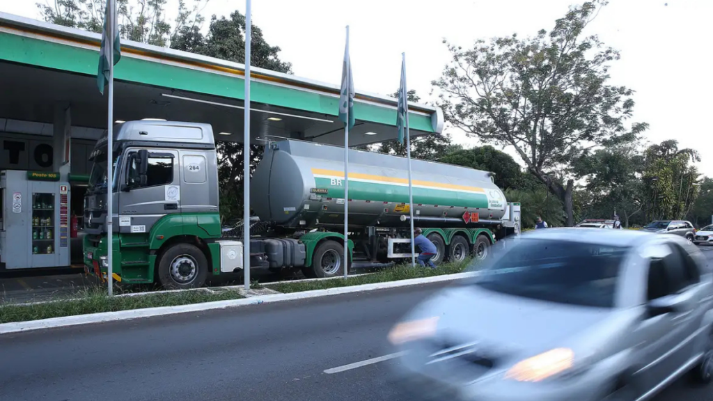 Governo federal recebe apoio da maioria dos estados para subsídio emergencial ao diesel importado, visando reduzir impactos da alta de preços e garantir abastecimento.