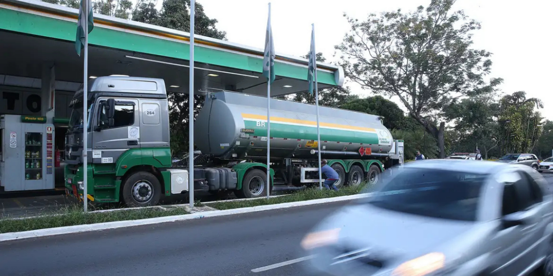 Governo federal recebe apoio da maioria dos estados para subsídio emergencial ao diesel importado, visando reduzir impactos da alta de preços e garantir abastecimento.