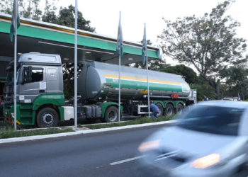 Governo federal recebe apoio da maioria dos estados para subsídio emergencial ao diesel importado, visando reduzir impactos da alta de preços e garantir abastecimento.