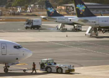 Petrobras reajusta querosene de aviação em 55%, e Abear alerta que aumento pode reduzir voos e dificultar expansão da aviação civil no Brasil.