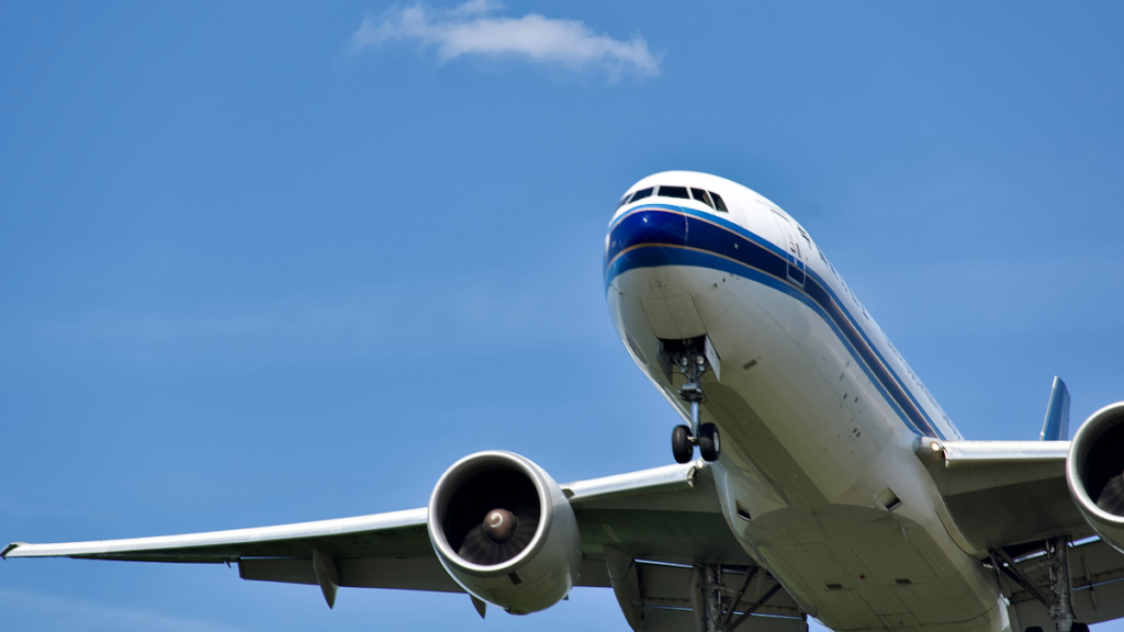 Governo avalia redução de tributos e linha de crédito para conter impacto da alta do querosene de aviação sobre passagens aéreas, após reajuste de mais de 50%.