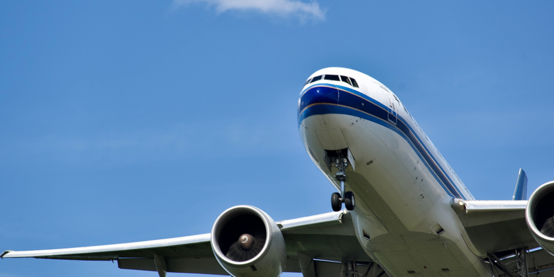 Governo avalia redução de tributos e linha de crédito para conter impacto da alta do querosene de aviação sobre passagens aéreas, após reajuste de mais de 50%.